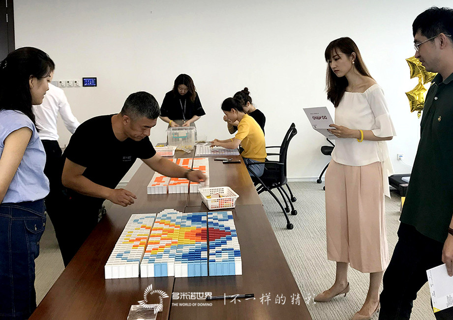 激情挑戰(zhàn)桌上創(chuàng)意多米諾