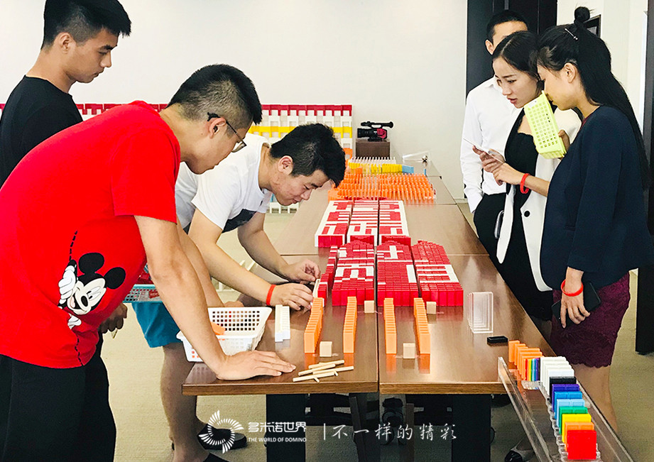 激情挑戰(zhàn)桌上創(chuàng)意多米諾