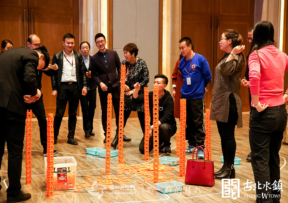 多米諾骨牌搭建 “長(zhǎng)城下的星空小鎮(zhèn)”，增彩客戶(hù)答謝會(huì)