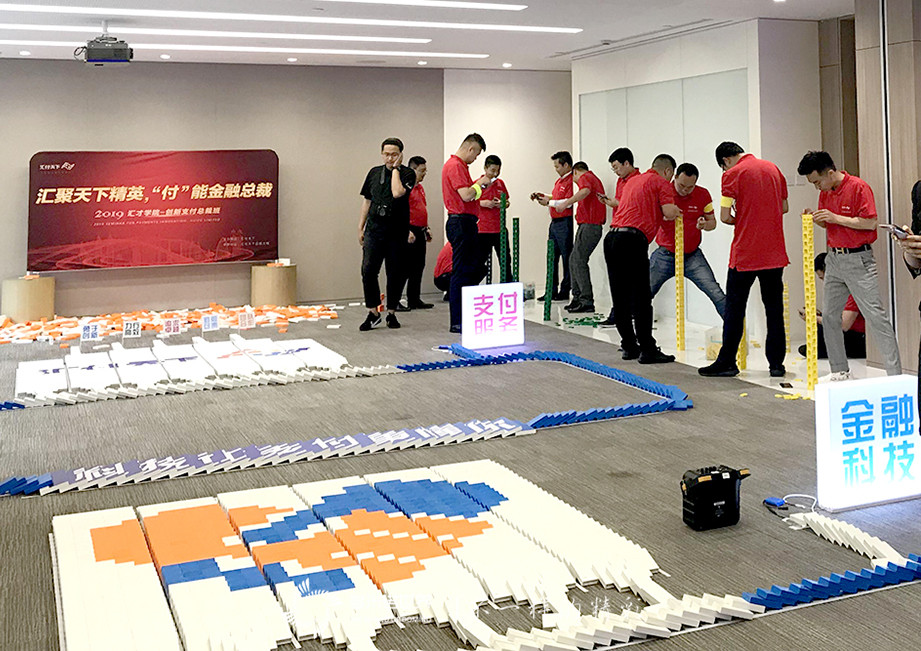 匯才學(xué)院總裁班，多米諾骨牌慶開學(xué)