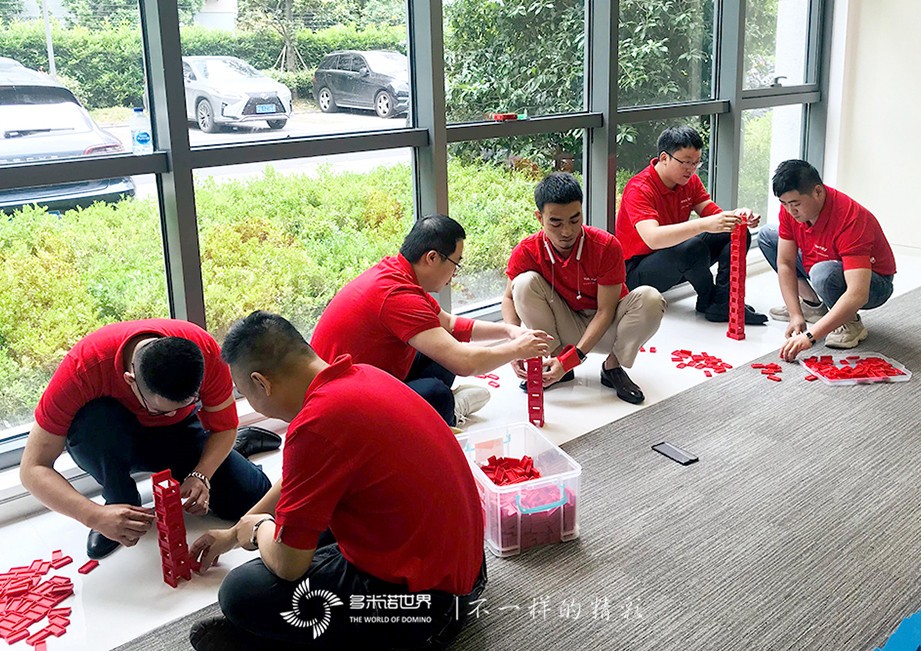 匯才學(xué)院總裁班，多米諾骨牌慶開學(xué)