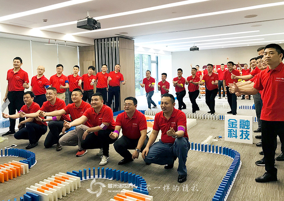 匯才學(xué)院總裁班，多米諾骨牌慶開學(xué)