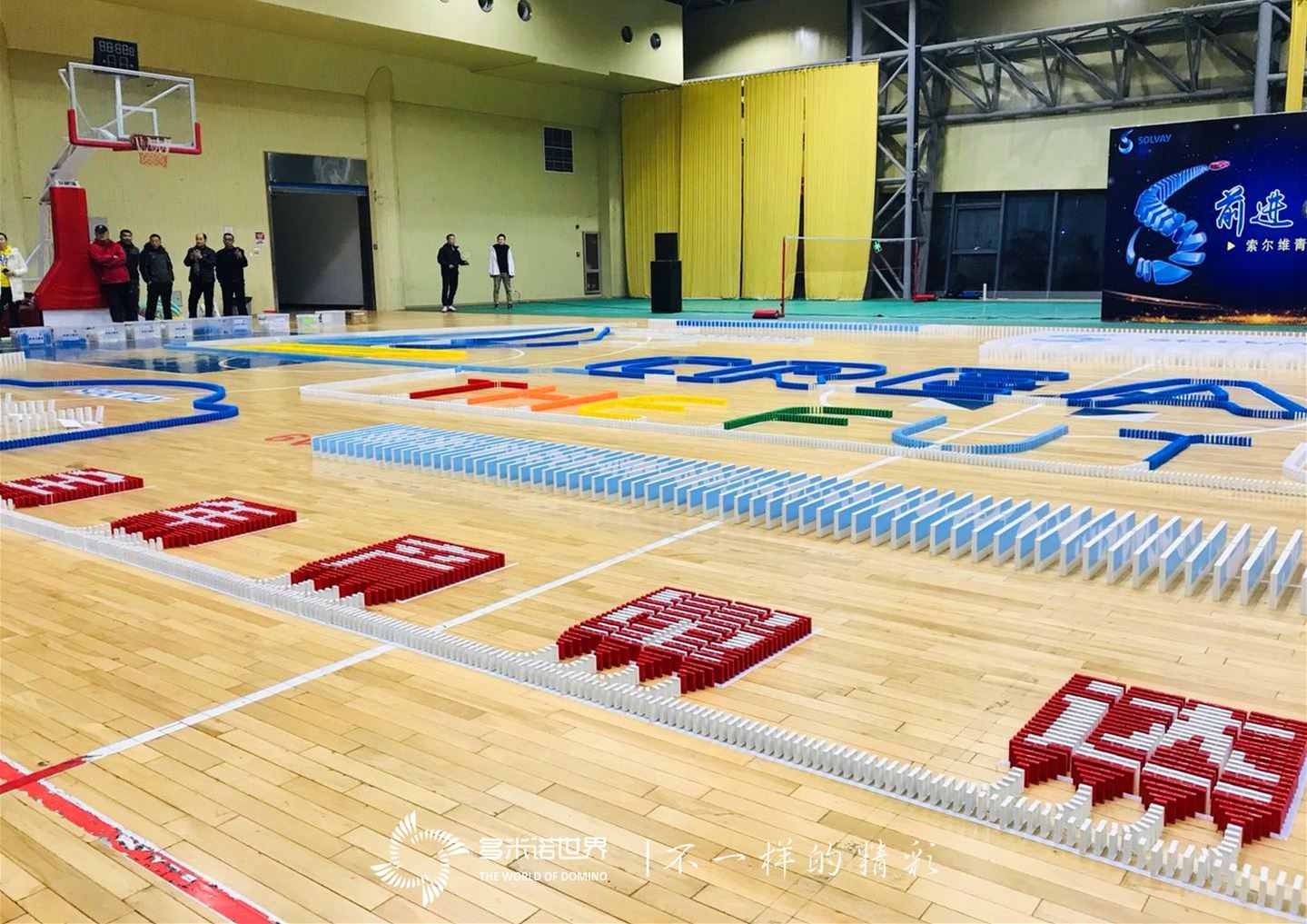 多米諾骨牌團(tuán)建詮釋企業(yè)精神