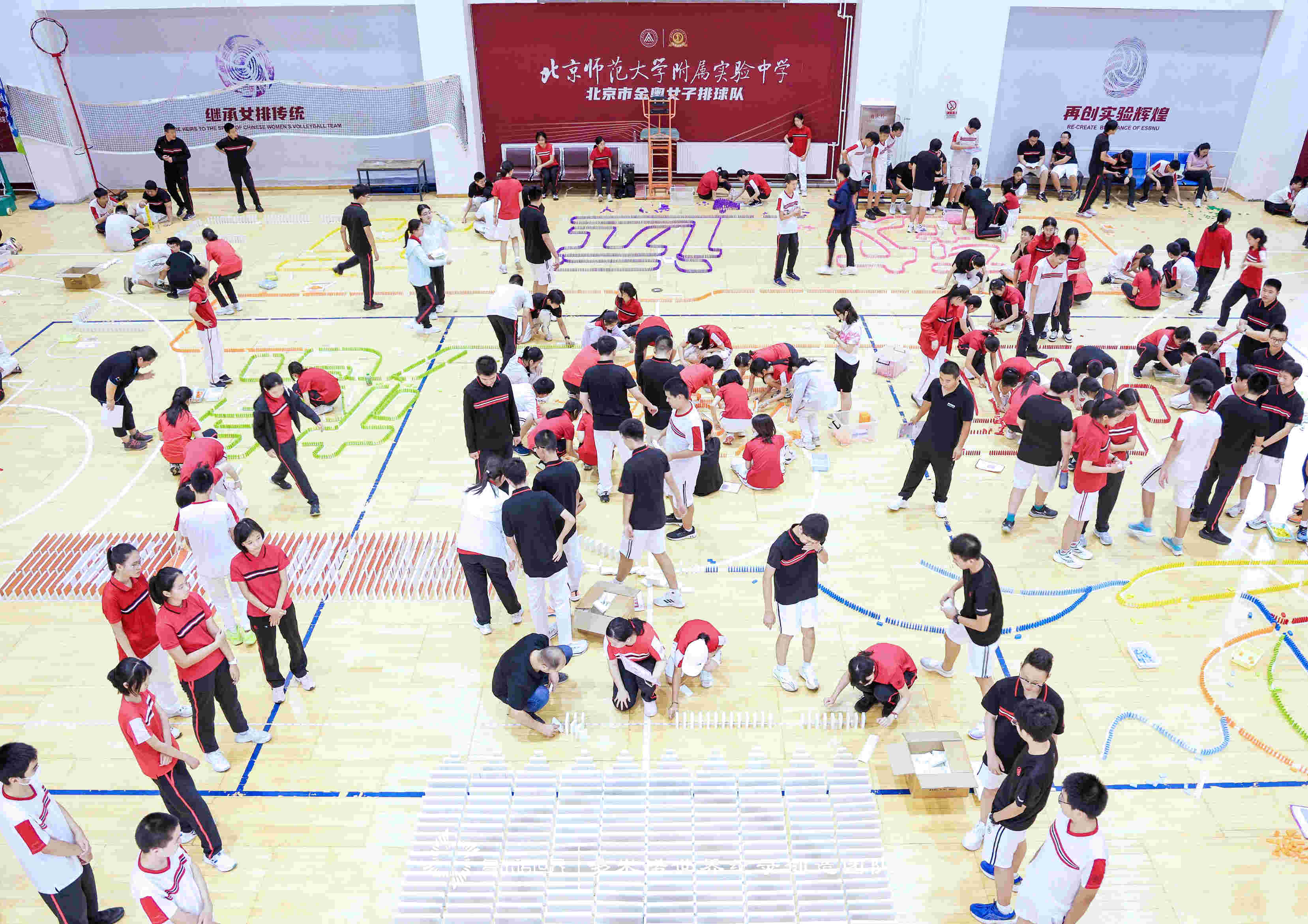 “行則將至 做則必成” ——北師大附屬實(shí)驗(yàn)中學(xué)初三年級(jí)多米諾共創(chuàng)